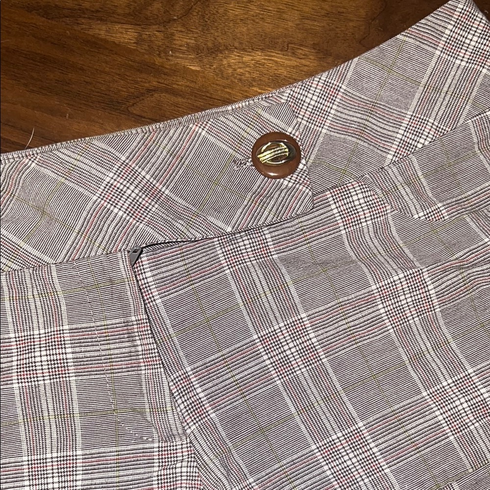 Tan and Crem Shorts Lightweight Casual - Picture 3 of 4